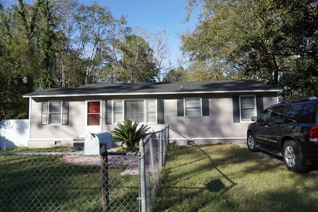 Front Exterior - 818 Stillwater Dr