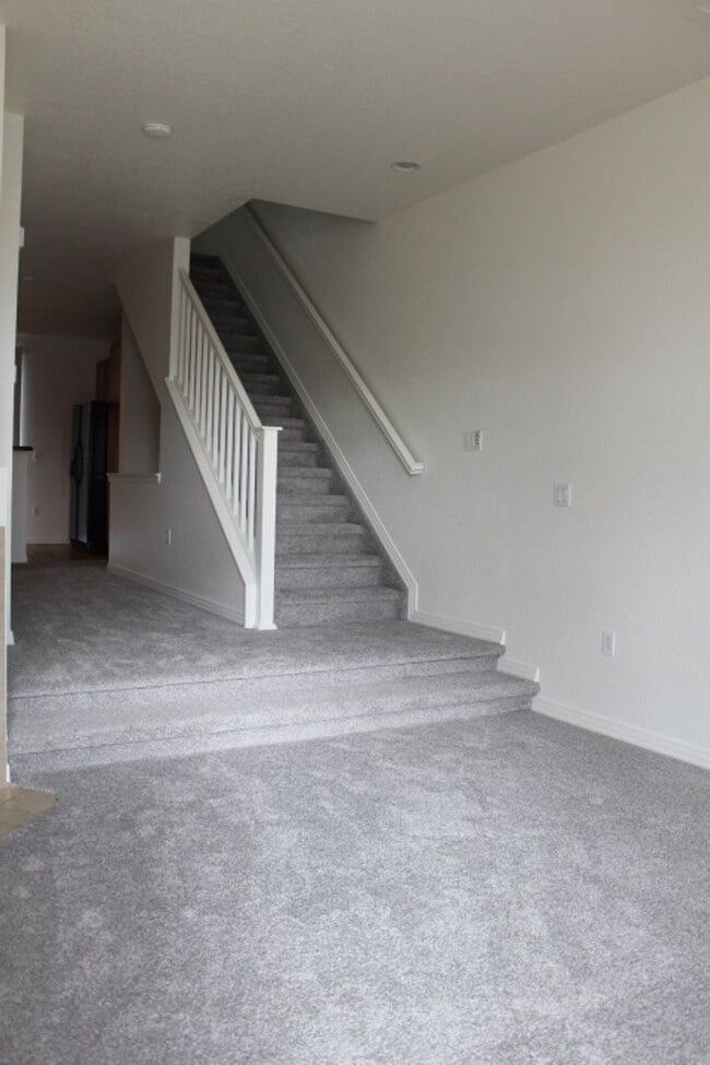 Building Photo - Beautiful 3 BR/3 1/2 BA Townhouse in Stonegate!!