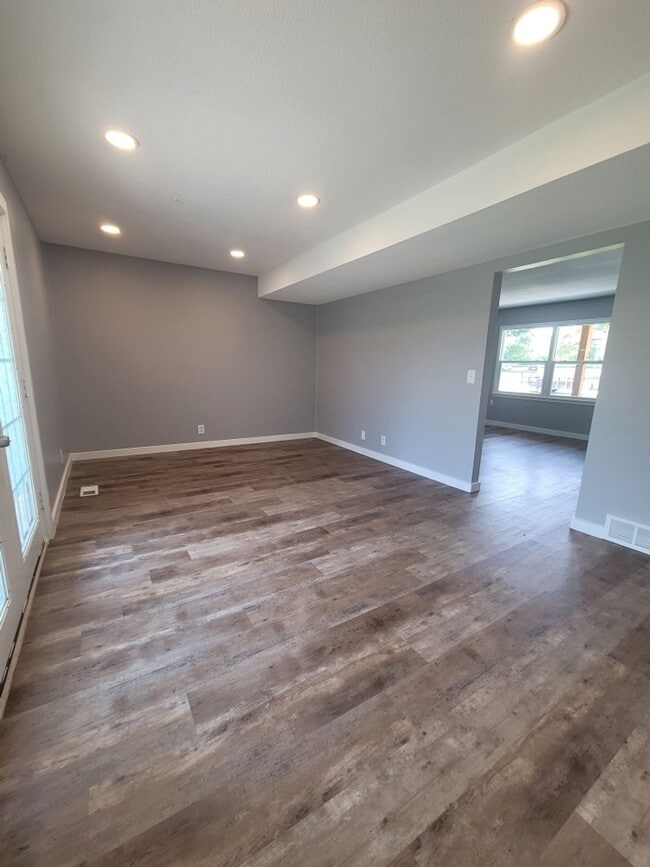 Building Photo - Three Bedroom Townhome!