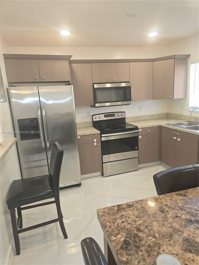 Foto del edificio - 319 NE 114th St