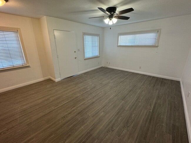Building Photo - Beautiful 4 bedroom Home