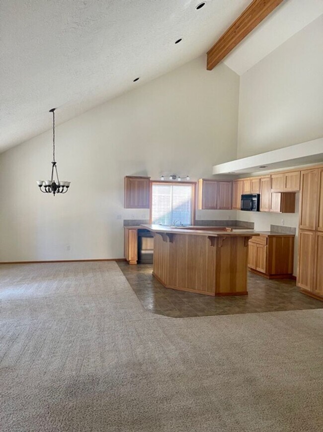Building Photo - Lovely single level home in SW Bend with l...