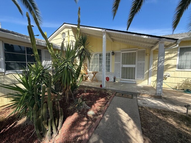 Building Photo - Cozy 2 bedroom 1 bathroom with pool!