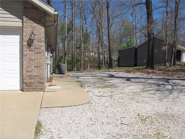 Foto del edificio - 70 Merritt Dr