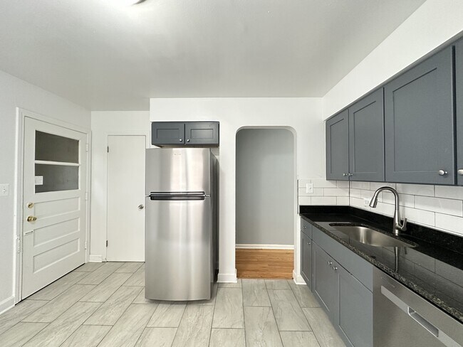 Building Photo - 6719 N California Ave