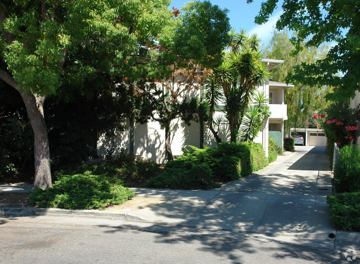 Building Photo - 1601 Brookvale Dr