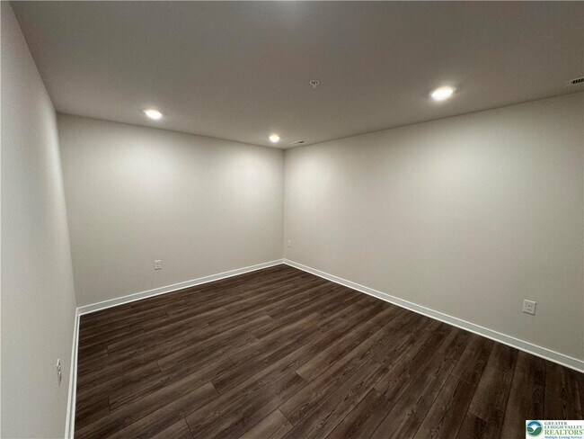 Foto del edificio - 7666 Clayton Ave