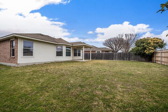 Building Photo - Beautiful Single Story, 3 Bedroom, 2 Bath ...