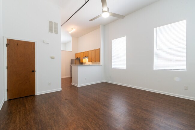 Amplia sala de estar, techos altos, planta abierta. - Westview Lofts