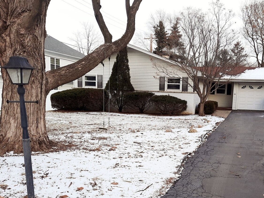 861 Beach Pl, Mundelein, IL 60060 House Rental in Mundelein, IL