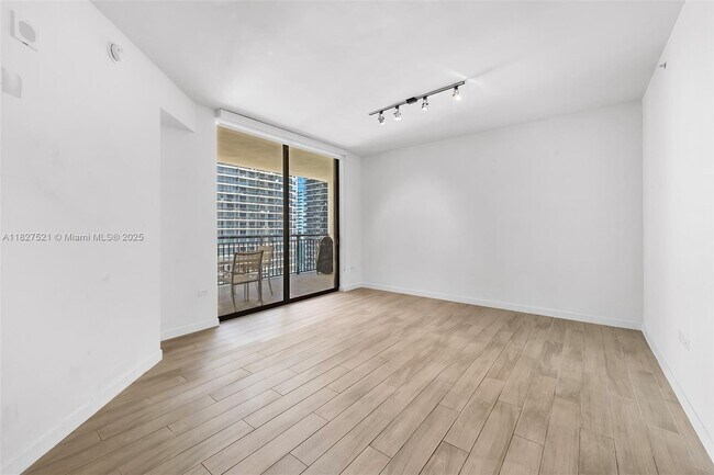 Foto del edificio - 999 SW 1st Ave