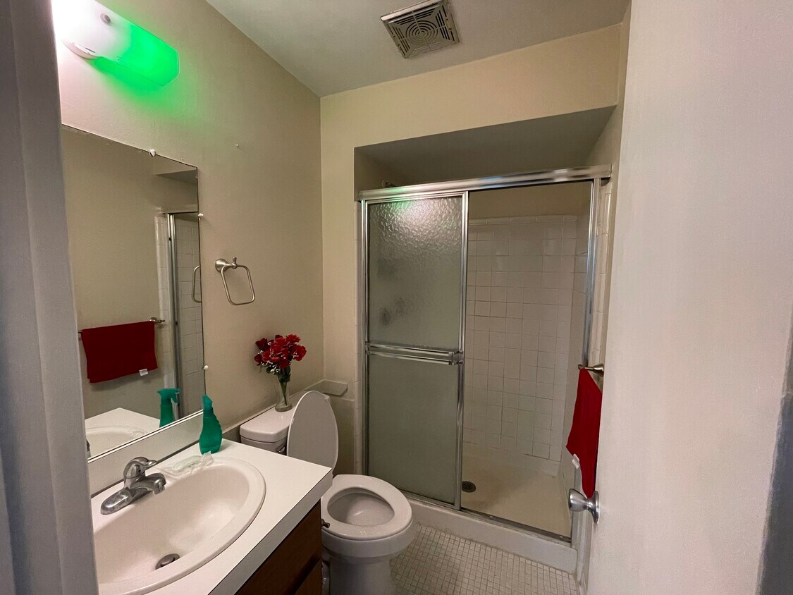 Primary Photo - 13920 Camelot Dr