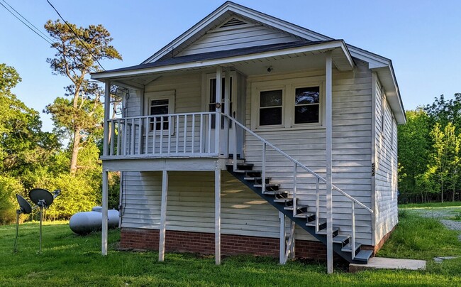 Building Photo - 524 East St, Pittsboro