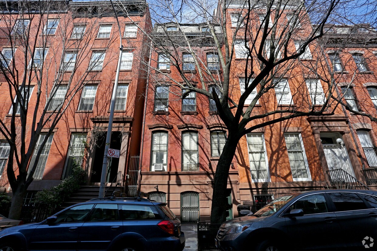 Building Photo - 265 W 11th St