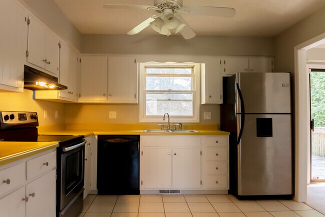 Kitchen - 538 N Park Ridge Rd