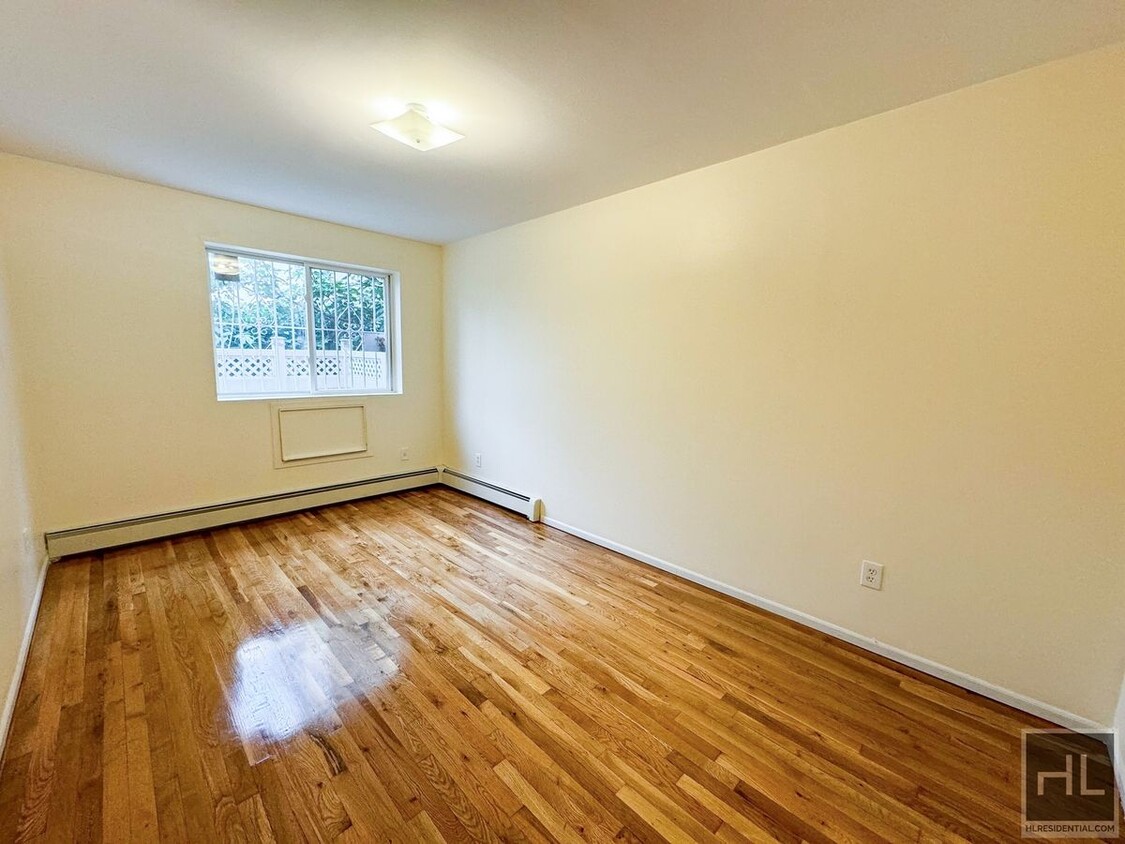 Building Photo - 28 AVENUE