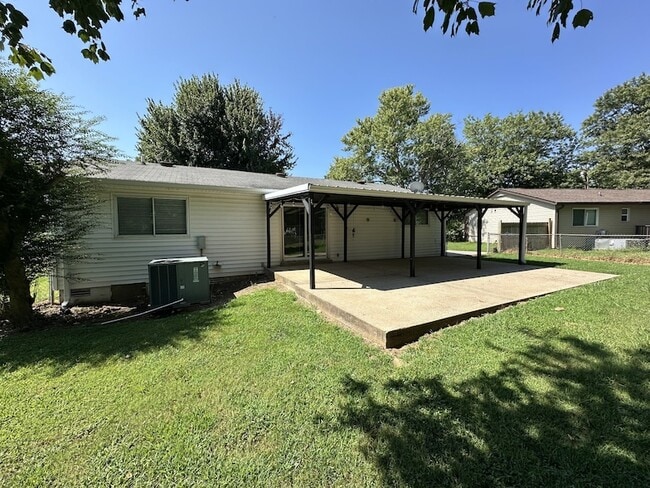 Building Photo - 116 SE Springdale Dr