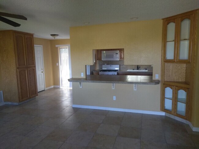 Foto del edificio - 3 bedroom in Golden Hills East