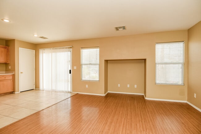 Foto del edificio - Beautiful 2-Story Home with Hardwood Floors