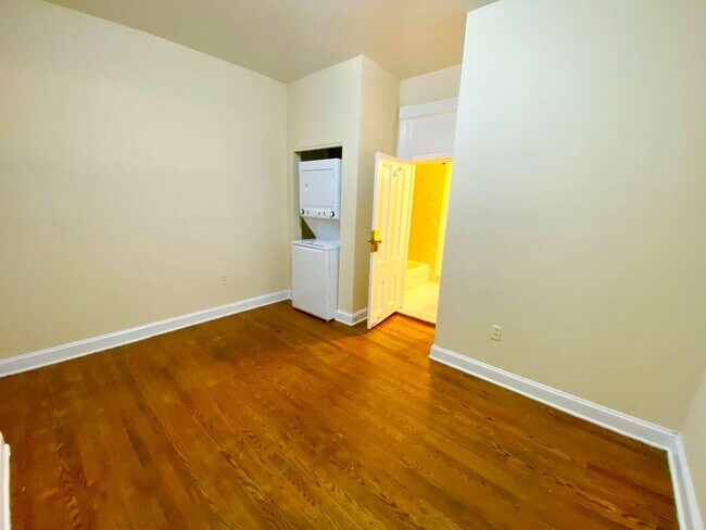 Building Photo - 5009 Roland Ave