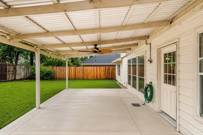 Building Photo - 2026 Mossy Trail Dr