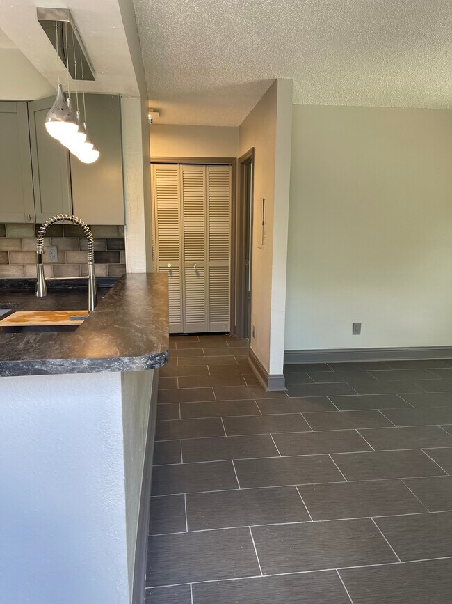 Foto del edificio - 7919 Lakeshore Dr