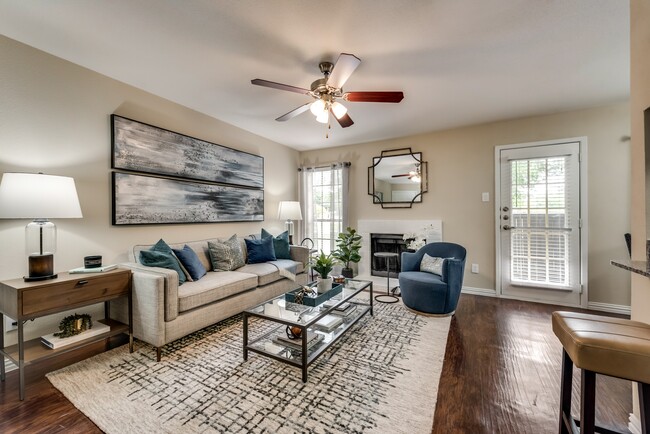 ount Vernon Apartments | Desoto TX | Spacious Floor Plans with Hardwood Style Flooring - Mount Vernon