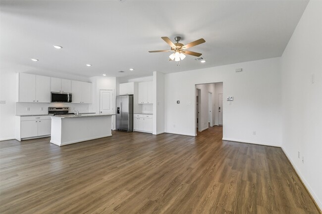 Building Photo - 13610 Pine Dr