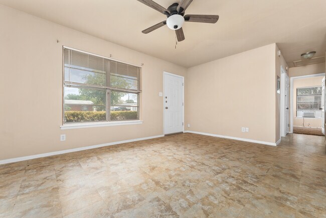 Foto del edificio - 218 E Villaret Blvd