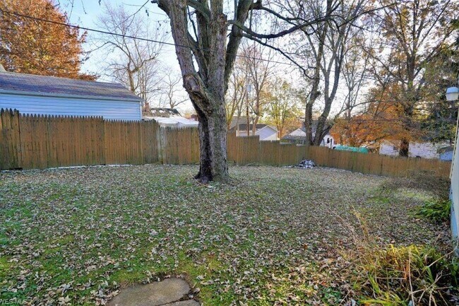 Building Photo - 1660 Thornapple Ave
