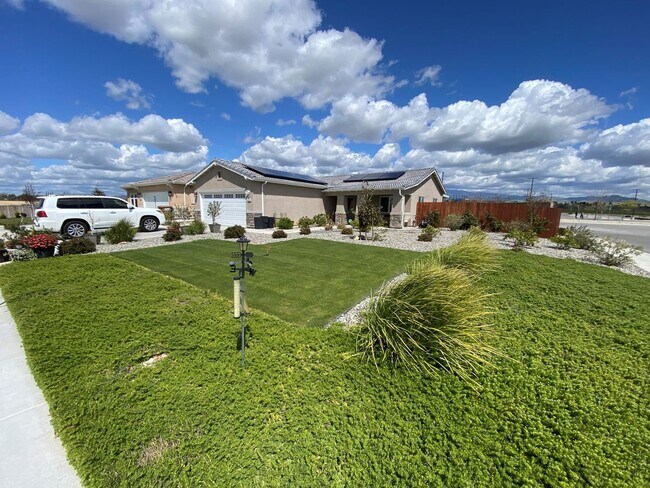 Foto del edificio - 4 Bed 2 Bath Home in NE Bakersfield!