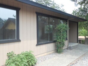 Building Photo - 1733 Pleasant St