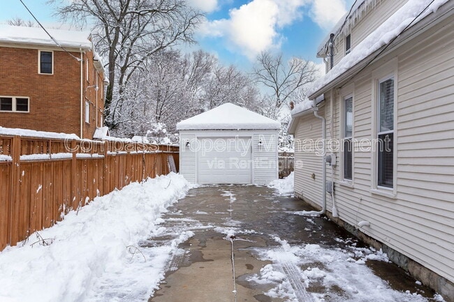 Building Photo - 328 Visser Pl SE