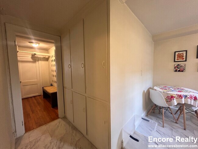 Building Photo - 726 Washington St