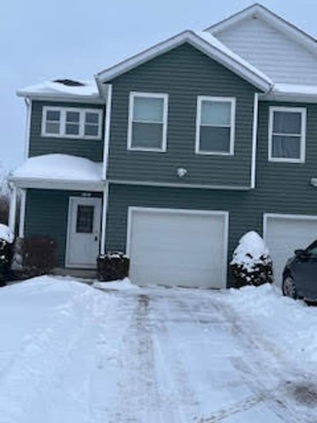 Building Photo - 487 Sparrow Way