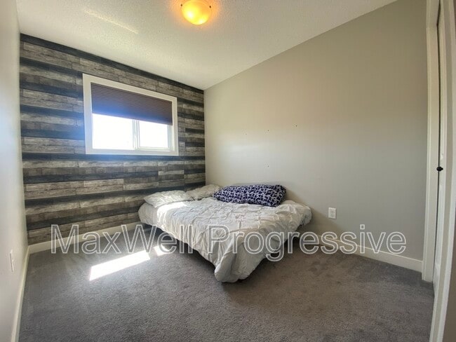 Photo du bâtiment - 315 Desrochers Blvd SW