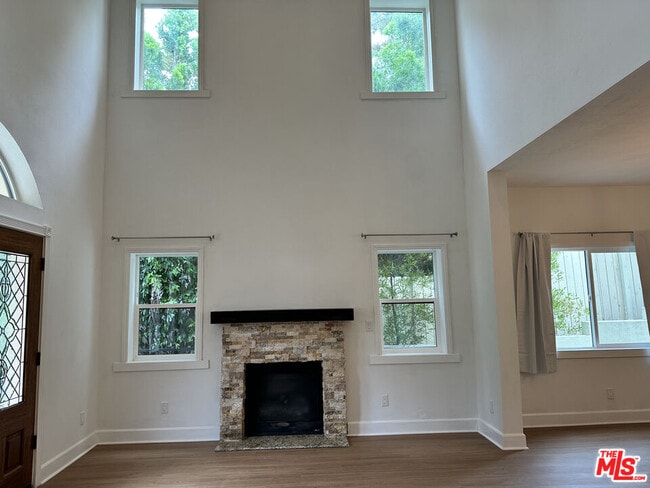 Building Photo - 3528 Mesquite Dr