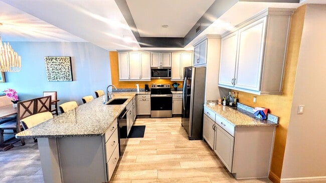 Foto del edificio - Annual Turnkey 3/3 penthouse on waterfront...