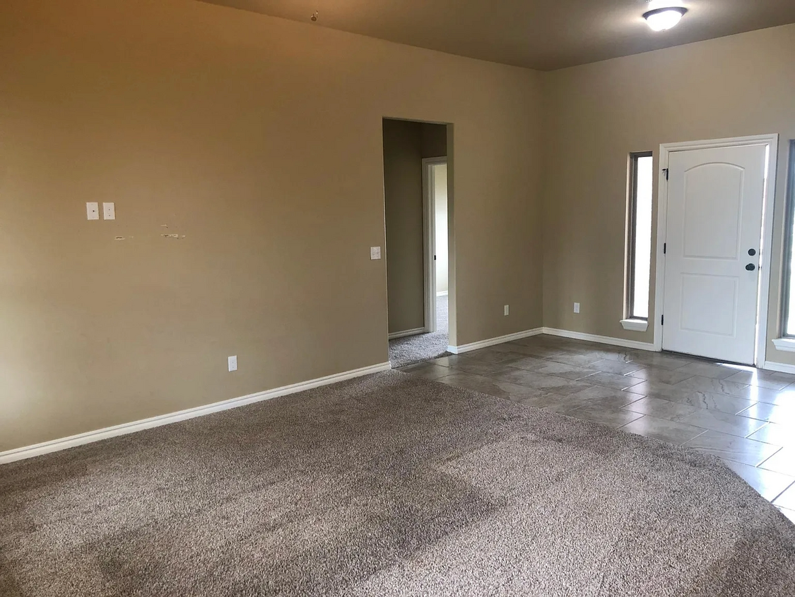 Building Photo - 1328 Eagle Dr
