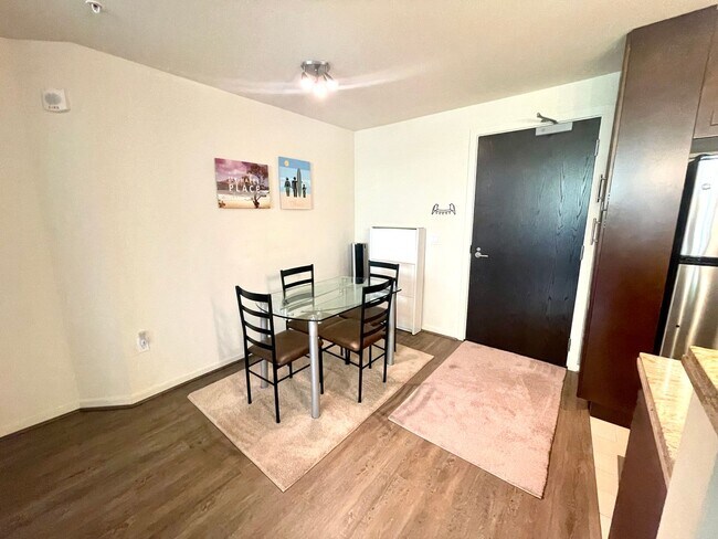 Foto del edificio - Fully-Furnished 2 Bedroom, 2 Bathroom, 1 P...