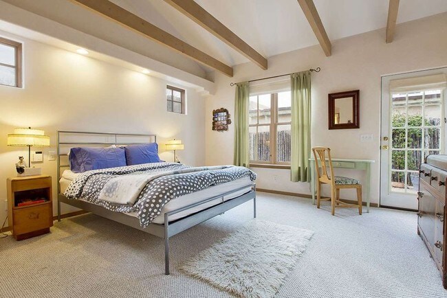 Foto del edificio - 842 W Manhattan Ave