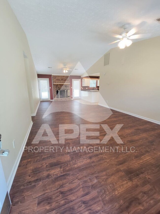 Foto del edificio - Beautiful 3 Bd/2 Ba Single Family Brick ho...