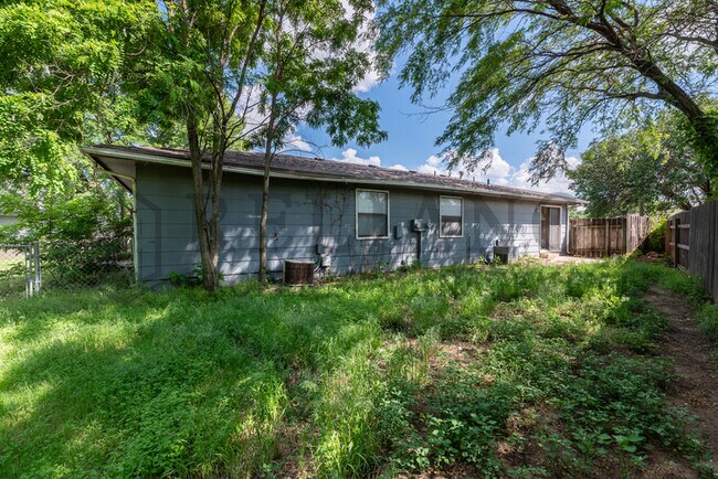 Building Photo - 1318 E Peach Ave