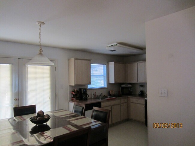 Building Photo - 208 Shant St
