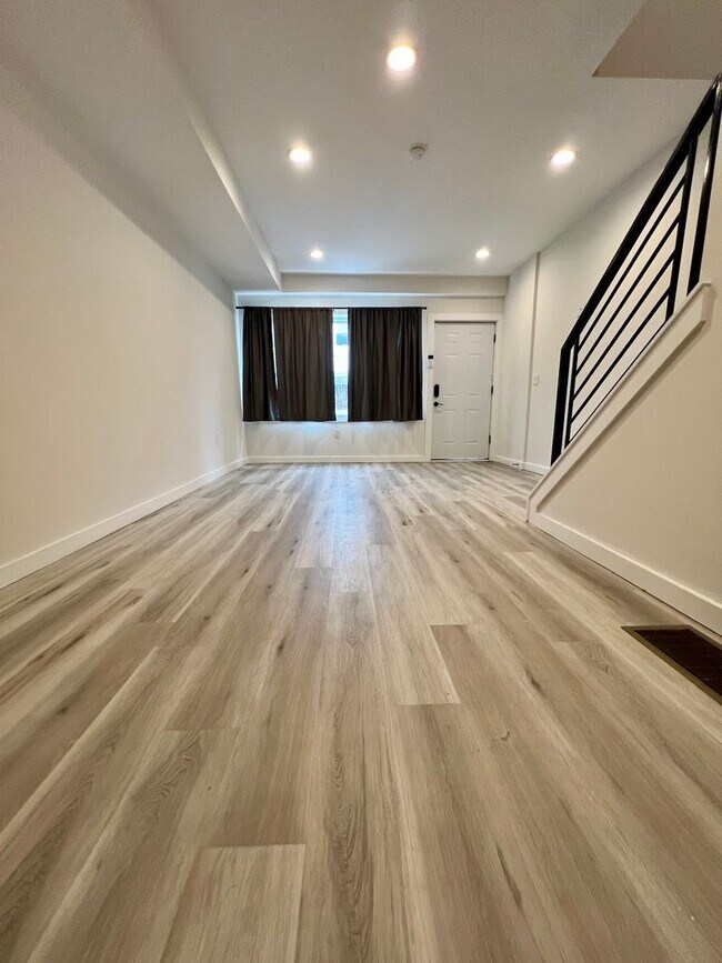 Foto del edificio - Luxurious 3-Bedroom Townhome in South Philadelphia! Available NOW!