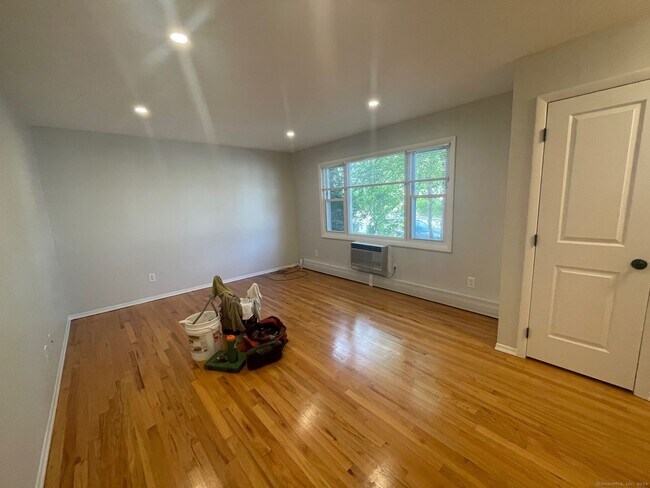 Building Photo - 40 Puritan Ln