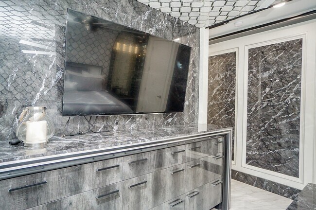 Foto del edificio - 5711 Sugar Hill Dr