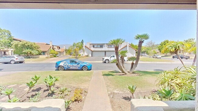 Building Photo - Spacious 3 bed / 3 bath in the More Mesa area