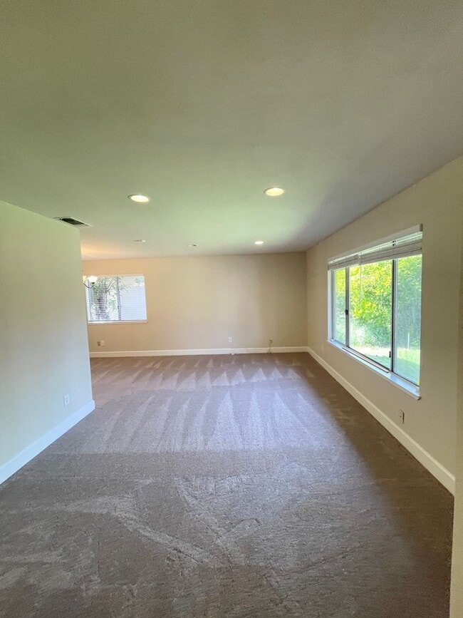 Building Photo - Recently Refreshed 3 bedroom with Central ...