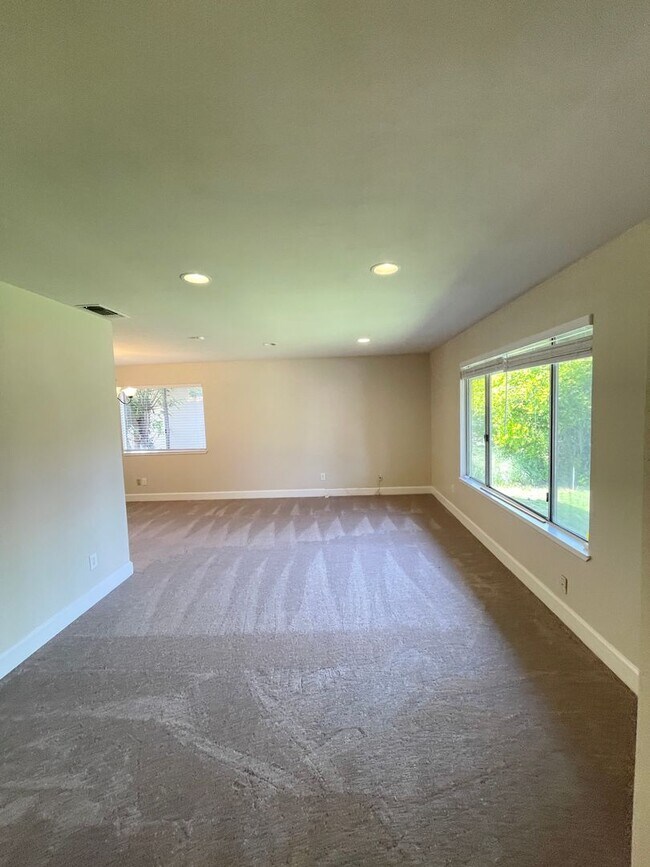 Foto del edificio - Recently Refreshed 3 bedroom with Central ...